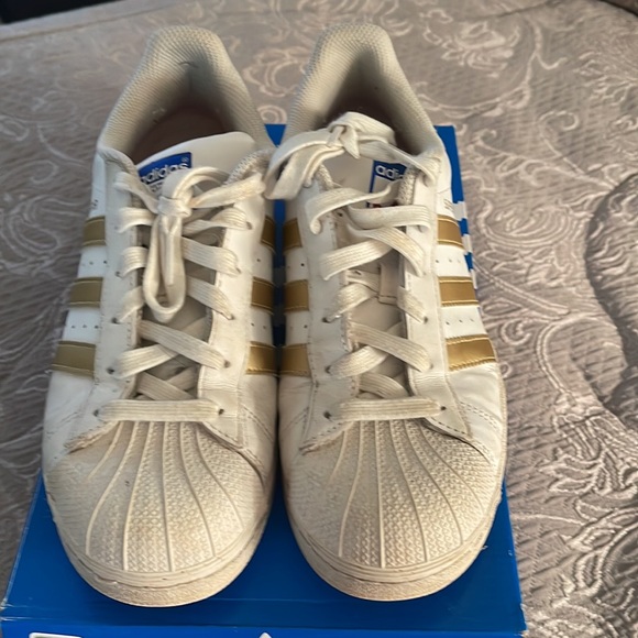 Men’s adidas superstar J white/gold tennis shoe size 7 - Picture 4 of 8